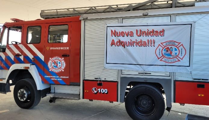 Llegó a la ciudad la nueva unidad adquirida por Bomberos Voluntarios y fue recibida con una caravana de vehículos
