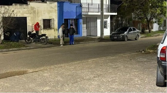 Motociclista en grave estado tras accidente en Bulevar 12 de Octubre: Un auto giró sin precaución